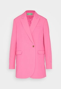 Sako v jasně růžové látce s klopovým límcem, jedním knoflíkovým zapínáním, dvěma předními kapsami a jednou náprsní kapsou, s hladkou texturou.