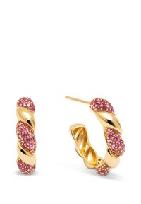 Pendientes de aro de oro con un diseño retorcido, que presentan acentos de piedras preciosas rosas. Superficies lisas y texturizadas crean un contraste visual.