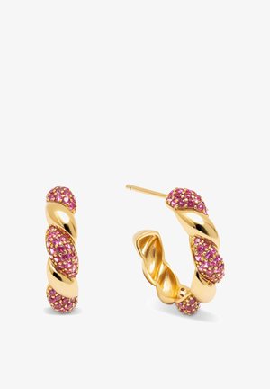 Pendientes de aro de oro con un diseño retorcido, que presentan acentos de piedras preciosas rosas. Superficies lisas y texturizadas crean un contraste visual.