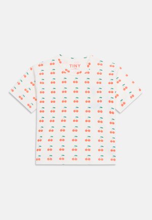 T-shirt blanc à manches courtes pour tout-petit avec un motif intégral de cerises rouges et de tiges vertes, portant l'étiquette "TINY 4 YEAR" à l'intérieur de l'encolure.