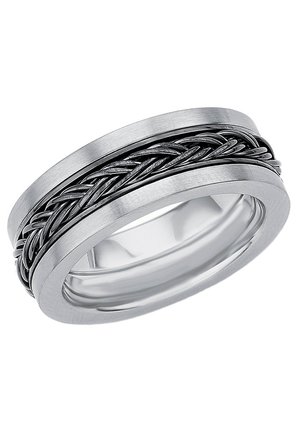 Anello in metallo argentato con finitura spazzolata e un inserto centrale intrecciato in metallo scuro.