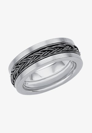Sølv metalring med børstet finish og en central flettet mørk metalindsats.