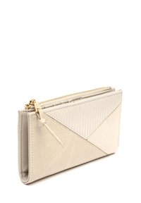 Portafoglio beige multitonale con texture e design geometrico, chiusura a zip e motivo simile a coccodrillo. Riconoscibili dettagli in pelle liscia.