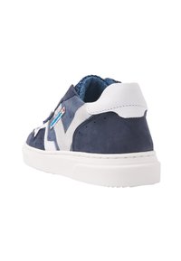 Marineblauwe en witte sneakers met een suedefinish, voorzien van een witte rubberen zool, een contrasterend zigzagontwerp en een blauwe binnenvoering.