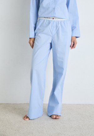 Ensemble de pyjama rayé bleu clair avec un haut à boutons et un bas à jambes larges. Le tissu semble doux, avec une taille élastique de marque.