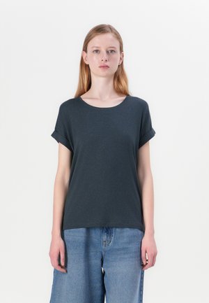Mørkegrå t-skjorte med kort erme og rund halslinning, med rullede ermer, laget av myk stoff, sammen med løstsittende denimshorts.