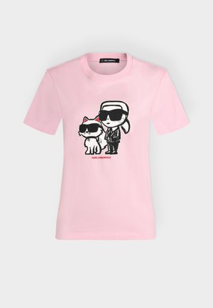Ροζ κοντομάνικο T-shirt με καρτούν σχέδιο ενός ατόμου και μιας γάτας που φορούν μαύρα γυαλιά ηλίου στο μπροστινό μέρος.