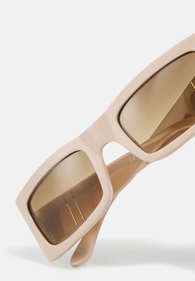 Ochelari de soare bej cu rame mari, dreptunghiulare, lentile cu nuanță de brun și accente laterale subtile. Fabricati din material plastic ușor.