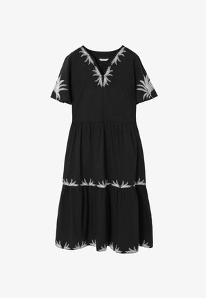 Must küllastunud puuvillane kleit lühikeste varrukatega, V-kaelusega ja valgete lillede tikanditega kaeluses ning alumises servas, omades kihilise seeliku disaini.