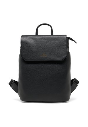 Schwarzer Rucksack aus strukturiertem Leder mit oberem Griff, Klappverschluss und verstellbaren Schultergurten, mit einem kleinen goldenen Logo auf der Klappe.