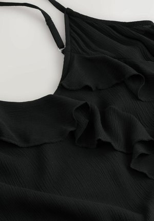 Vestido negro con textura fruncida, con finas tiras ajustables y una tela ligera y fluida que cae suavemente.