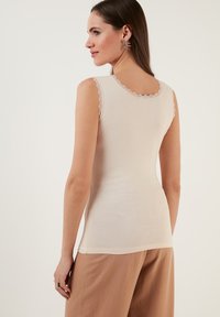 LELA Slim Fit - Top - stone colored