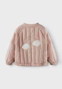 Gevulde, gewatteerde jas in zachtroze met een geribde kraag. Kenmerkt witte geborduurde wolken en een regenboog op de rug. Elastische manchetten.