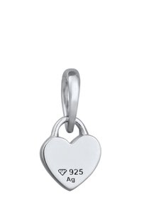 Silberner herzförmiger Anhänger mit glatter Oberfläche, versehen mit dem Stempel 925 Ag. Enthält eine Schlaufe zur Befestigung.