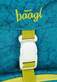 Türkise Rucksack mit strukturiertem Muster, ausgestattet mit einem gelben Riemen und einer weißen, bärenförmigen Schnalle mit dem eingestempelten Markennamen "baagl".