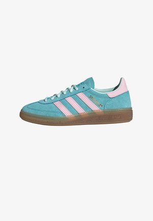 Zapatilla Adidas de ante azul claro con rayas rosas, lengüeta rosa en el talón, cordones blancos y suela translúcida de goma, mostrada de perfil.