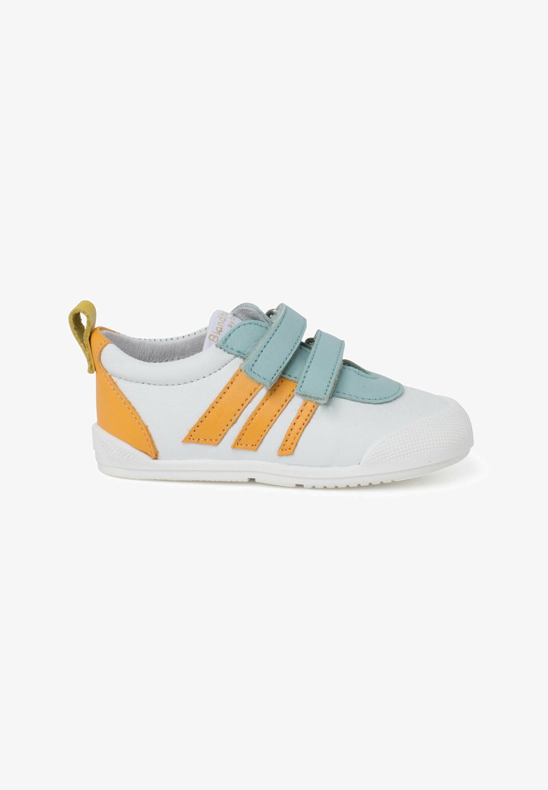 Chaussure en cuir blanc avec des accents turquoise et orange, dotée de deux sangles Velcro réglables, d'une semelle en caoutchouc texturée et d'une languette au talon.