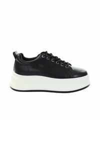 Czarne skórzane sneakersy z okrągłym noskiem, sznurowanym zapięciem oraz grubą białą platformą z fakturowaną powierzchnią i czarną podeszwą.