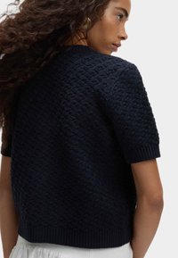 Maglione navy a maniche corte in maglia con motivo testurizzato, polsini e orlo a costine, dalla vestibilità morbida e collo rotondo.