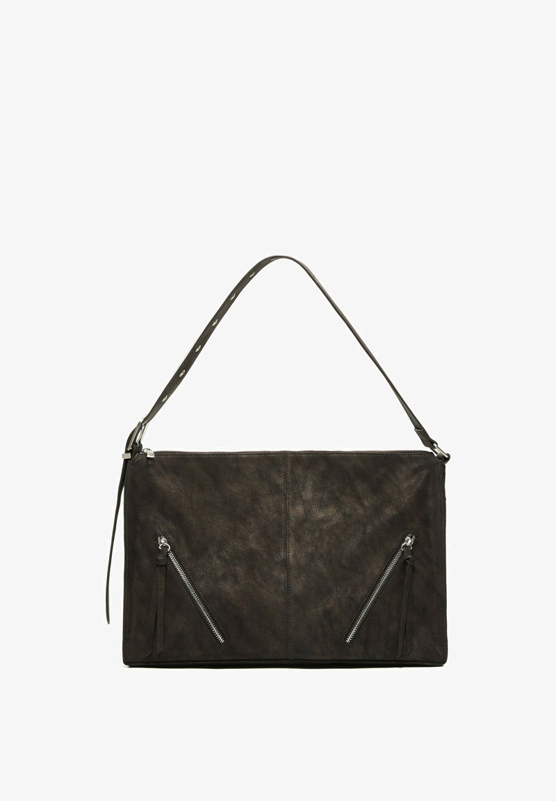 Sac à main rectangulaire noir avec surface texturée, deux poches zippées en diagonale et une bandoulière réglable avec œillets métalliques.