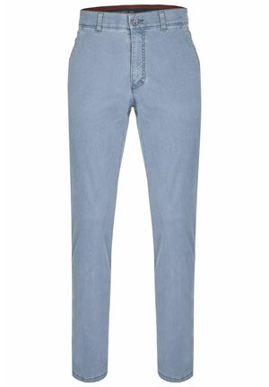 Helles, blaugraues Denim-Hose mit schmalem Schnitt, fünf Taschen und einem Knopfverschluss. Der Stoff hat eine glatte Textur und dezent ausgeprägte Nähte.