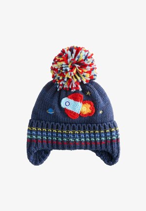 Căciulă tricotată de culoare bleumarin, cu un pompon multicolor, având un design cu rachetă și dungi orizontale vii în roșu, galben și verde.