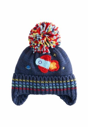 Strickmütze in Marineblau mit buntem Pom-Pom. Mit Raketenstickerei, Sternen und einem gemusterten Rand in rot, gelb und grünen Streifen.