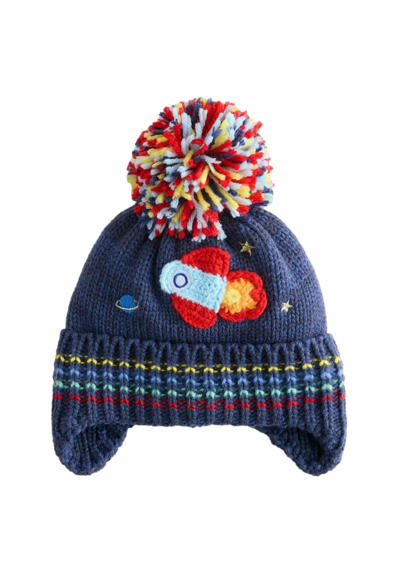 Bonnet tricoté en marine avec un pompon multicolore. Présente une broderie de fusée, des étoiles, et un bord à motifs en rayures rouges, jaunes et vertes.