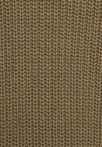 Strickstoff in erdigen Grüntönen, mit einem strukturierten Muster und erhabenen Stichen, die einen gerippten Effekt erzeugen. Robustes Garnmaterial.