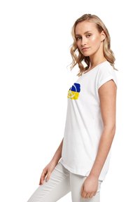 Weißes T-Shirt mit kurzen Ärmeln, das ein blaues und gelbes Grafikdesign mit einem Frieden-Symbol zeigt, aus weichem Baumwollmaterial und mit einem lässigen Schnitt.