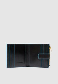 Portafoglio bifold in pelle nera con cuciture blu, sei scomparti per carte su ciascun lato, chiusura a pressione e comparto per monete con zip a destra.