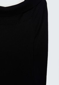 Maglione nero lavorato a maglia con una scollatura ampia e a costine. Il tessuto ha una texture liscia e un design aderente, che evidenzia una costruzione senza cuciture.