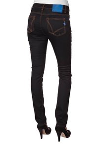 Czarne jeansy z pomarańczowym kontrastowym przeszyciem, wyposażone w dwie tylne kieszenie oraz niebieską etykietę marki na pasku. Dopasowany, wąski fason.
