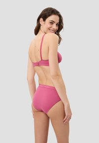 Rosa Bikini-Set bestehend aus einem gepolsterten BH mit verstellbaren Trägern und Hakenverschluss, kombiniert mit einer hochgeschnittenen Slip. Glatte Textur, minimalistisches Design.