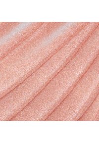 Surface texturée en or rose scintillant avec de fines paillettes et des rainures diagonales créant un effet étincelant et en couches.