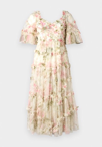 Maxi-jurk van doorschijnende bloemstof met gelaagde ruches. Heeft korte mouwen, zachte roze bloemen op een crèmekleurige achtergrond en een getailleerde top.