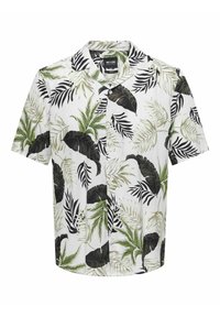 Camisa de manga corta con fondo blanco, que presenta un estampado de hojas tropicales en negro y verde, y cuello con botones.
