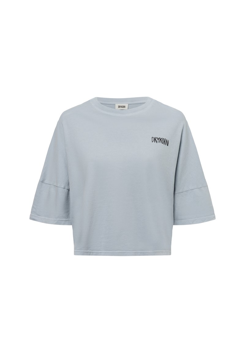 Lichtblauw T-shirt met korte mouwen, gemaakt van zachte stof en met een losse pasvorm. Het heeft een ronde halslijn en de merknaam "DRYKORN" geborduurd in het zwart.