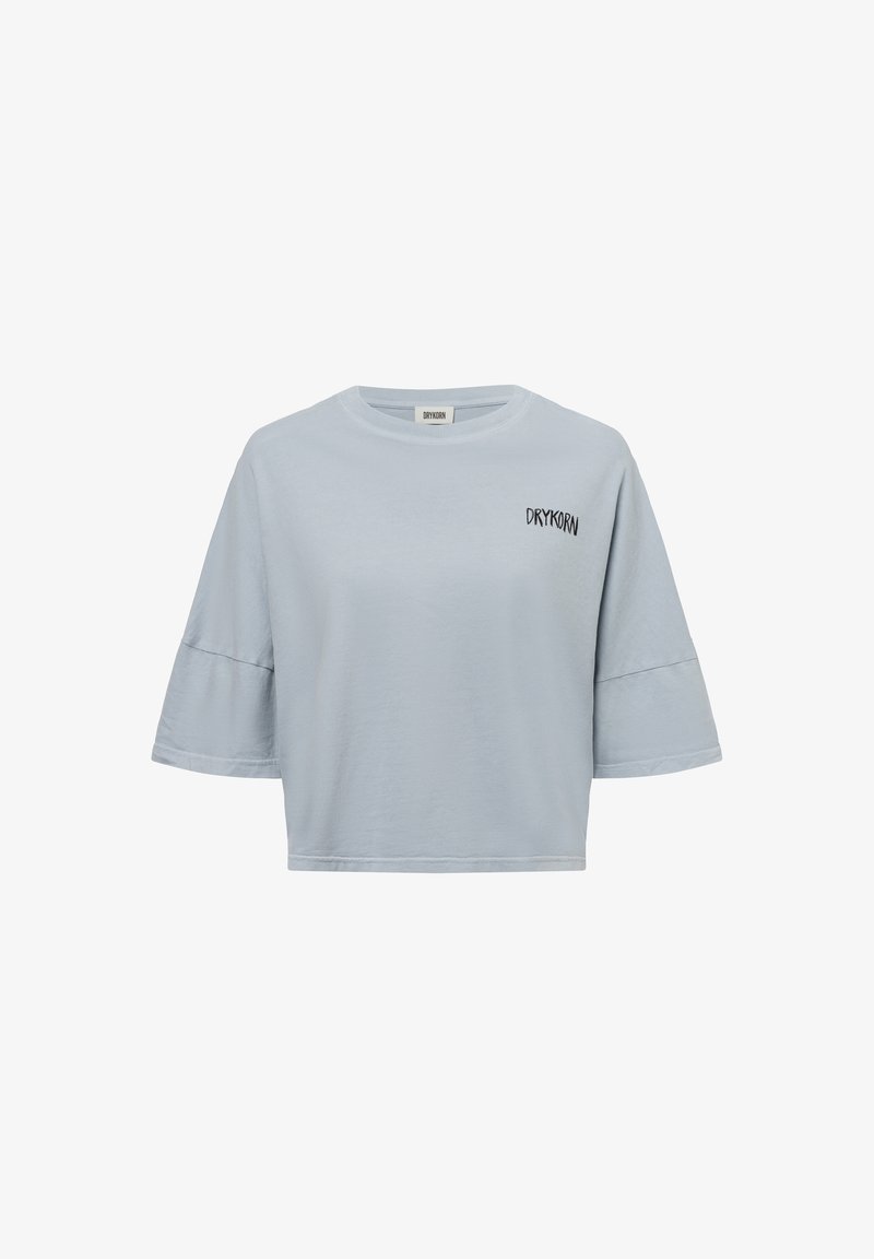 Lichtblauw T-shirt met korte mouwen, gemaakt van zachte stof en met een losse pasvorm. Het heeft een ronde halslijn en de merknaam "DRYKORN" geborduurd in het zwart.