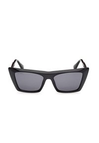 Occhiali da sole neri rivolti in avanti, con montatura spessa e lenti scure, su sfondo bianco.