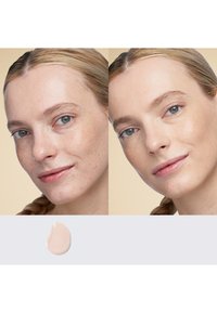 Aanbrengen van huidverzorgingsproduct getoond op het gezicht van een model. De linkerzijde vertoont zichtbare onvolkomenheden; de rechterzijde oogt gladder en gelijkmatiger van teint. Daaronder een streep bleek crèmekleurig product.