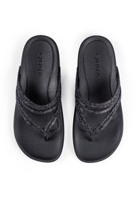 Schwarze Flip-Flops mit einer strukturierten Sohle und glitzernden, überkreuzten Riemen. Die Riemen verfügen über ein leicht erhabenes Design und eine glatte Oberfläche.