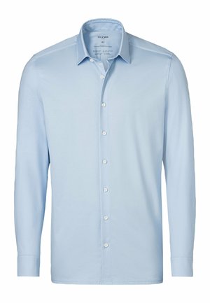 Camicia a maniche lunghe azzurra chiara realizzata in tessuto liscio, con colletto classico e bottoni bianchi distribuiti in modo uniforme lungo la parte anteriore.