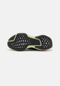 Nike Performance INVINCIBLE 3 - Tenisice za cestovno trčanje - black/bronzine/olive aura/amber brown/sea glass