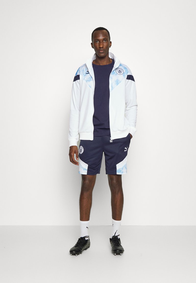 Herren Shirts | Puma MANCHESTER CITY FC ICONIC MCS kurze Sporthose dark blue, white/dunkelblau - XM97557 Herren Shirts | Puma MANCHESTER CITY FC ICONIC MCS kurze Sporthose dark blue, white/dunkelblau - XM97557