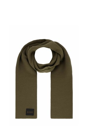 Écharpe tricotée vert olive avec une texture lisse, arborant une petite étiquette noire avec "BOSS" brodé en or. Forme rectangulaire longue et classique.