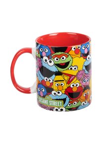 Tazza con manico rosso che presenta vivaci personaggi di Sesame Street, tra cui Elmo, Cookie Monster, Oscar e Bert, con il logo di Sesame Street.