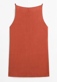 Recht gesneden mouwloze roest-oranje jurk met smalle schouderbandjes en minimale naaddetails, plat gelegd op een witte achtergrond.