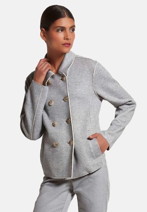 Graue doppelt knöpfbare Jacke im Fischgrätmuster, mit Stehkragen, heller Borte und Knopfdetails. Seitliche Taschen sind enthalten.