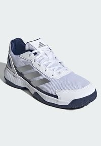 Weißer Sportschuh mit Mesh-Obermaterial, silbernen Akzenten und marineblauen Details. Verfügt über einen gepolsterten Kragen, Schnürverschluss und eine strukturierte Außensohle.